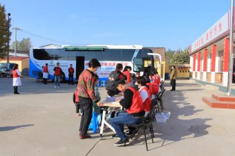 流動醫(yī)院進村義診 村民豎起大拇指點贊 —山醫(yī)集團濰坊市市立醫(yī)院流動醫(yī)院走進河崖頭村開展大型義診活動